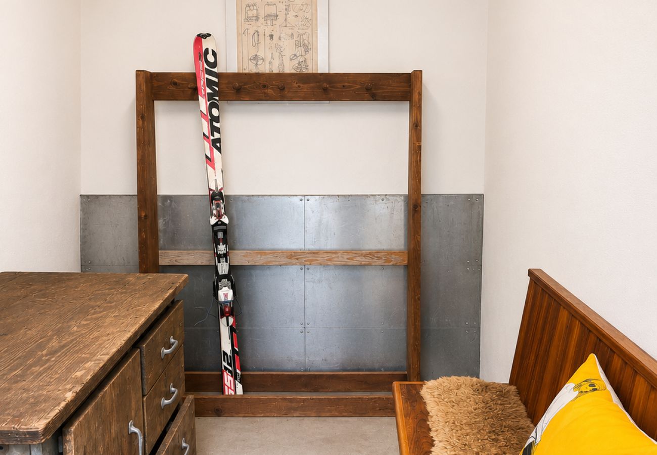 Skiabstellplatz im Chalet Kirchberg in Tirol mit Abstellfläche, Holzwänden und Platz für Wintersportausrüstung